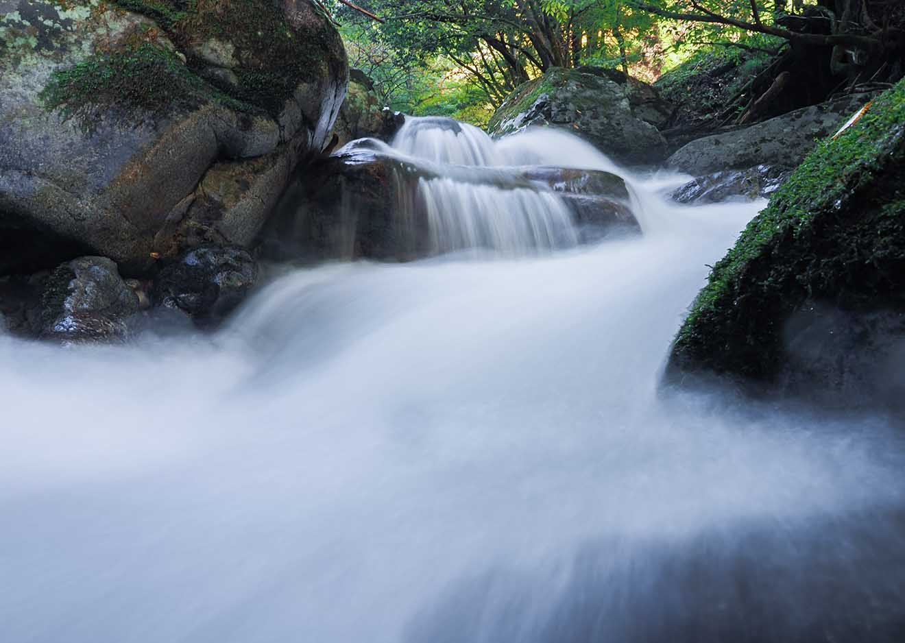 Langzeitbelichtung eines Wasserfalls mit der OM SYSTEM OM-5 Mark II und Live-ND