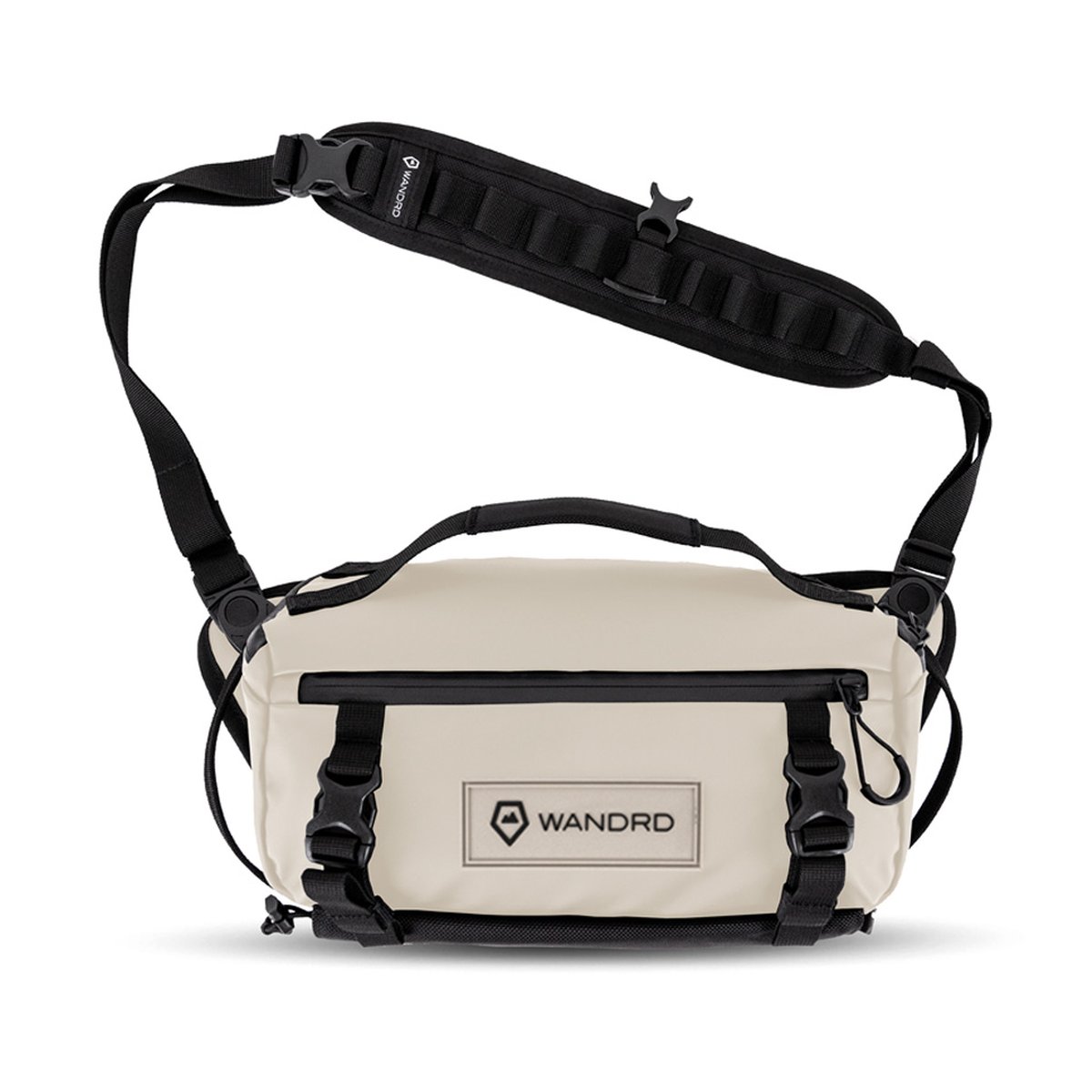 WANDRD ROGUE Sling 6L Tan - Frontansicht: Beige WANDRD Umhängetasche mit schwarzen Riemen und Details