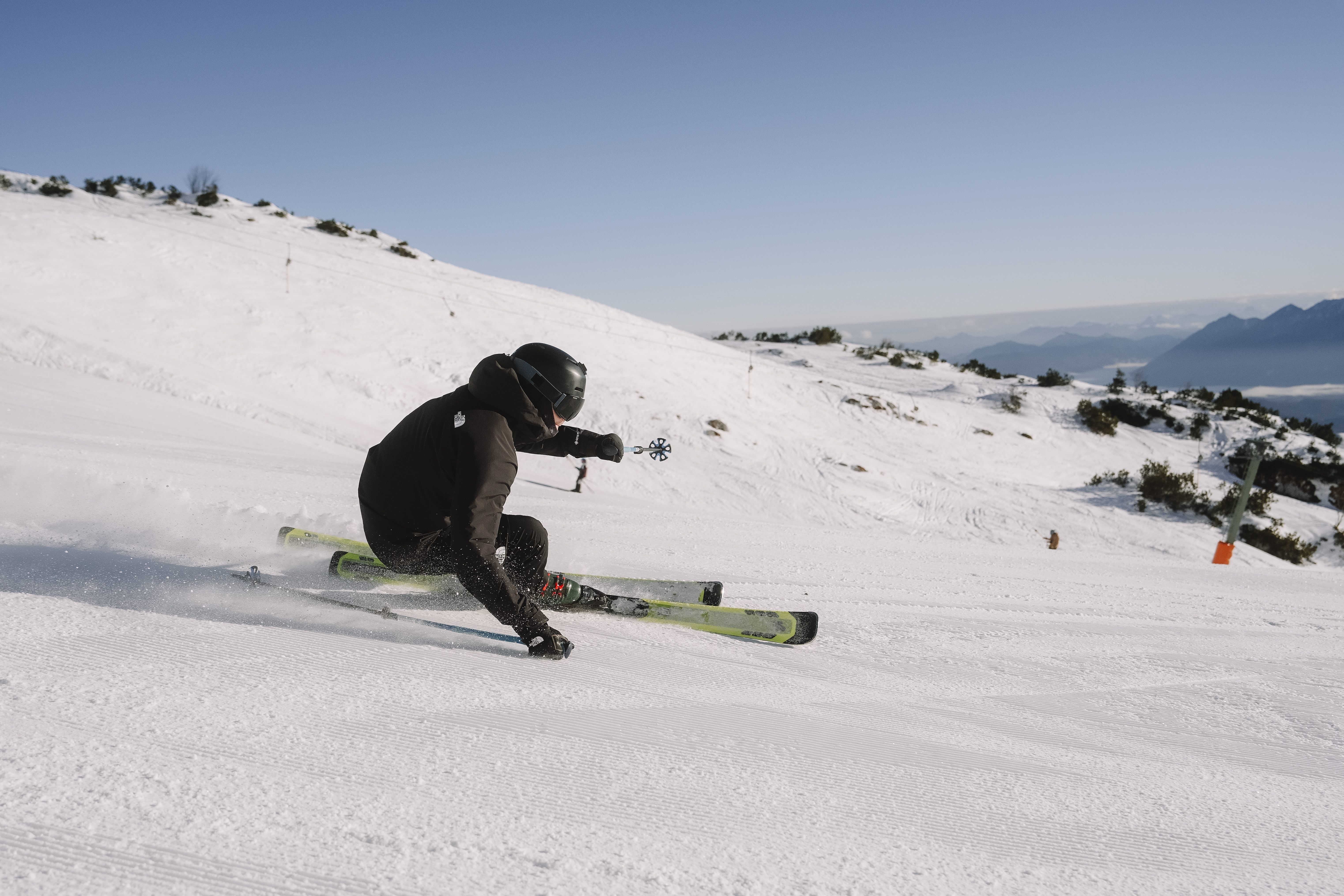 Serie: Skifahrer beim Carven aufgenommen mit Sony Alpha 7 V