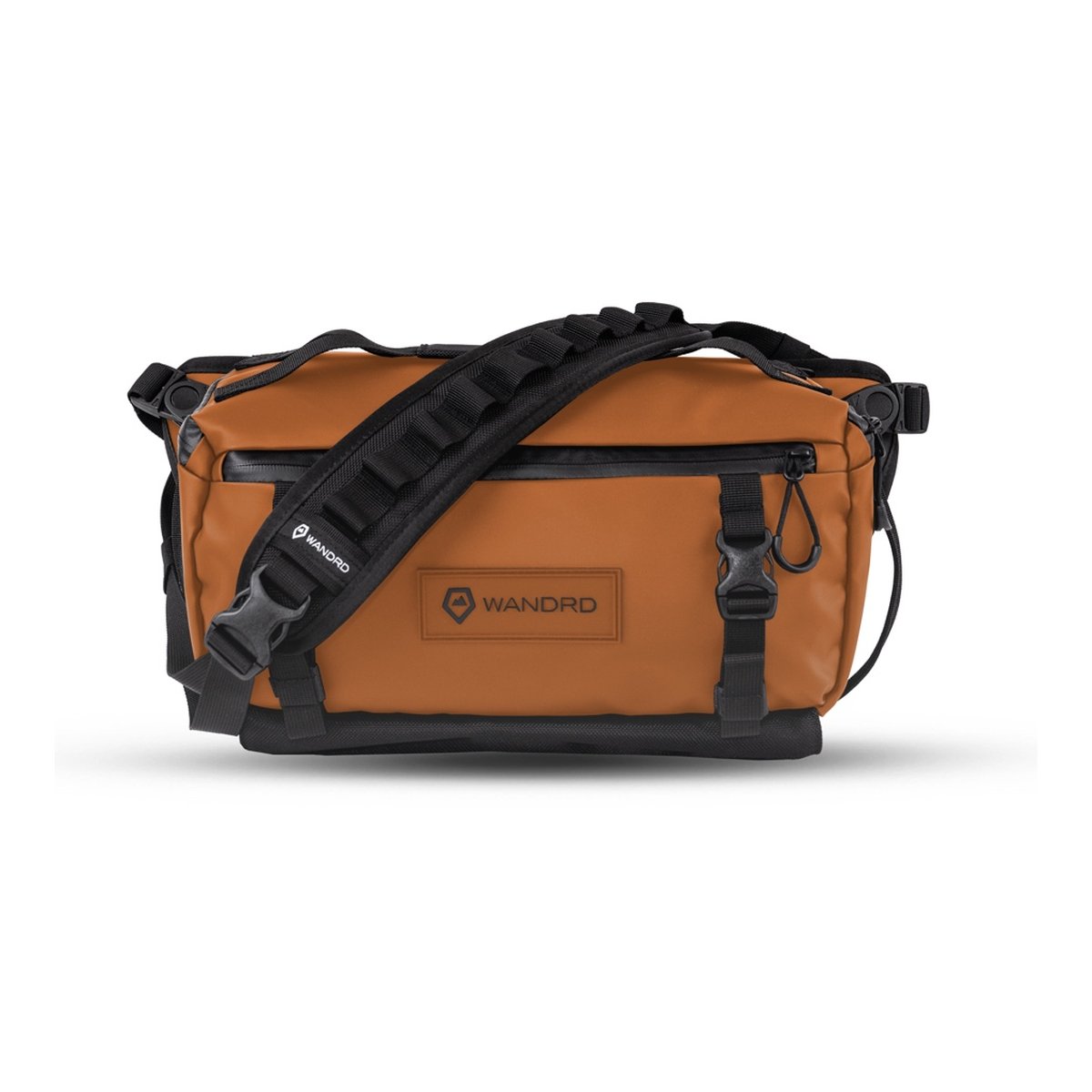 WANDRD ROGUE Sling 9L Sedona Orange - Frontansicht einer braunen WANDRD Messenger Bag mit Schultergurt.