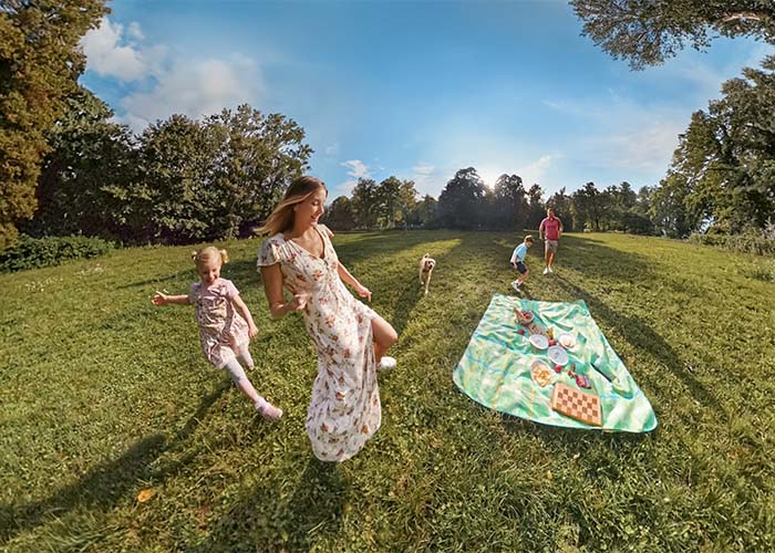 Familienpicknick im Park aufgenommen mit der Insta360 X5 – 360° Aufnahme mit weiter Perspektive, ideal für Familienvideos und Erinnerungen