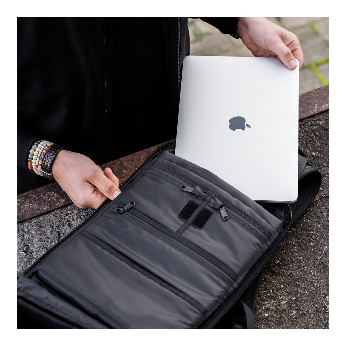 WANDRD PRVKE 21-Liter Sedona Orange Photo Bundle V3 - Anwendungsbeispiel: Laptop wird in die Tasche gelegt.