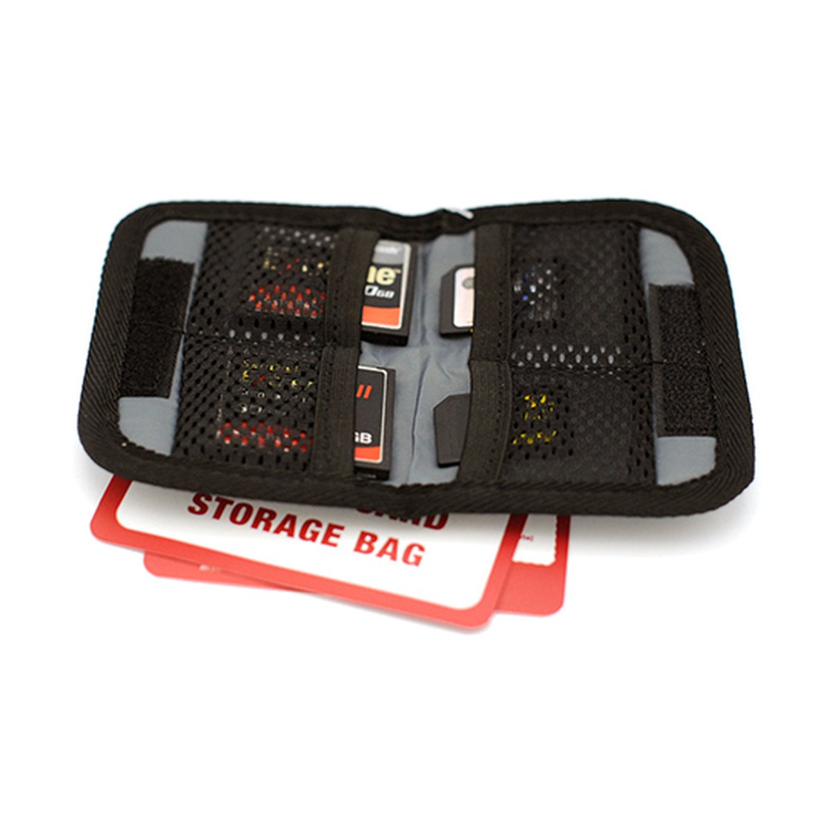 Caruba Memory Card Bag (mehr als 4xCF / 8xSD) - Anwendungsbeispiel: Offene Aufbewahrungstasche für Speicherkarten, gefüllt mit Karten und Adaptern.