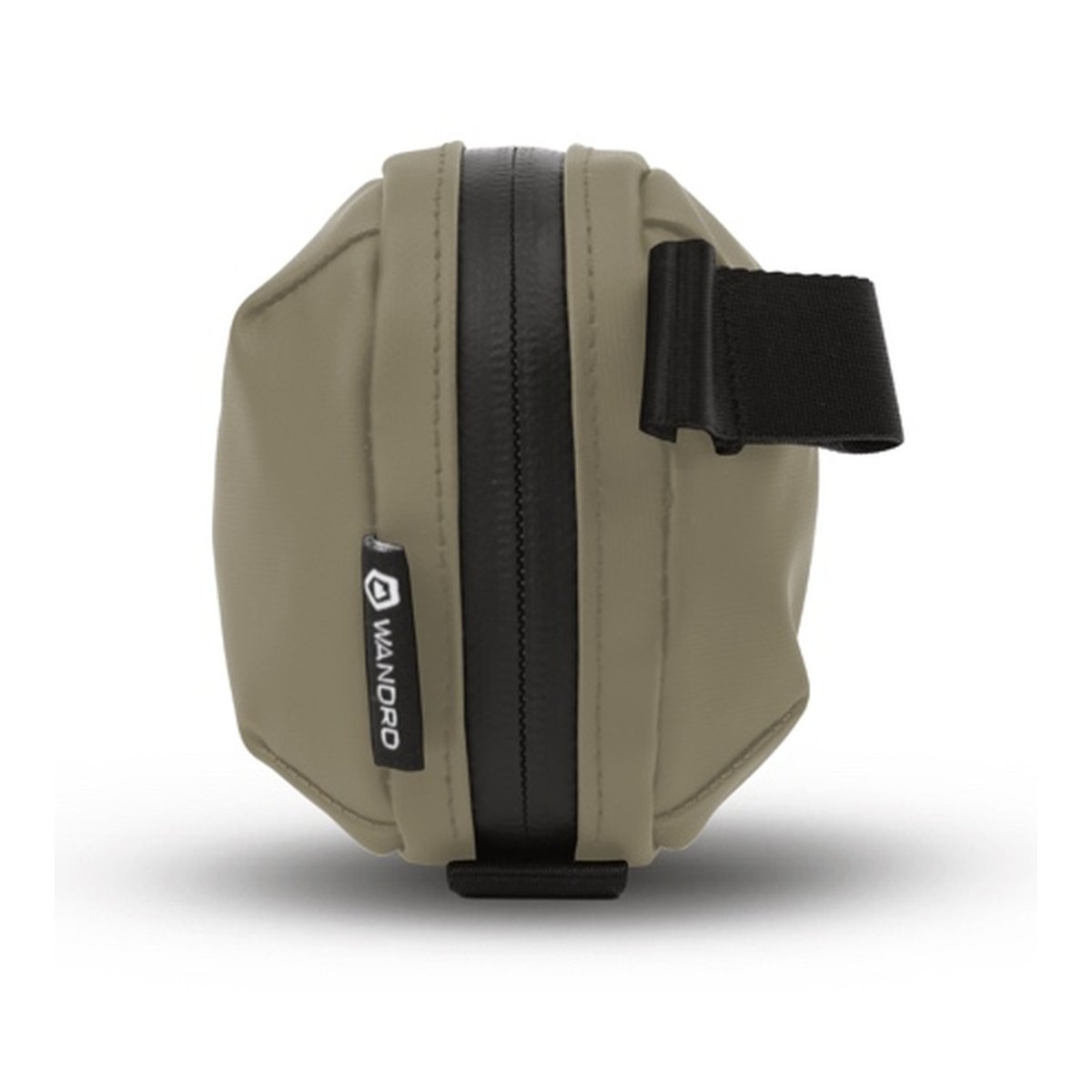 WANDRD Tech Bag Small Yuma Tan - Frontansicht der olivfarbenen Zubehörtasche mit mittigem Reißverschluss, WANDRD-Logo und Befestigungsschlaufe.