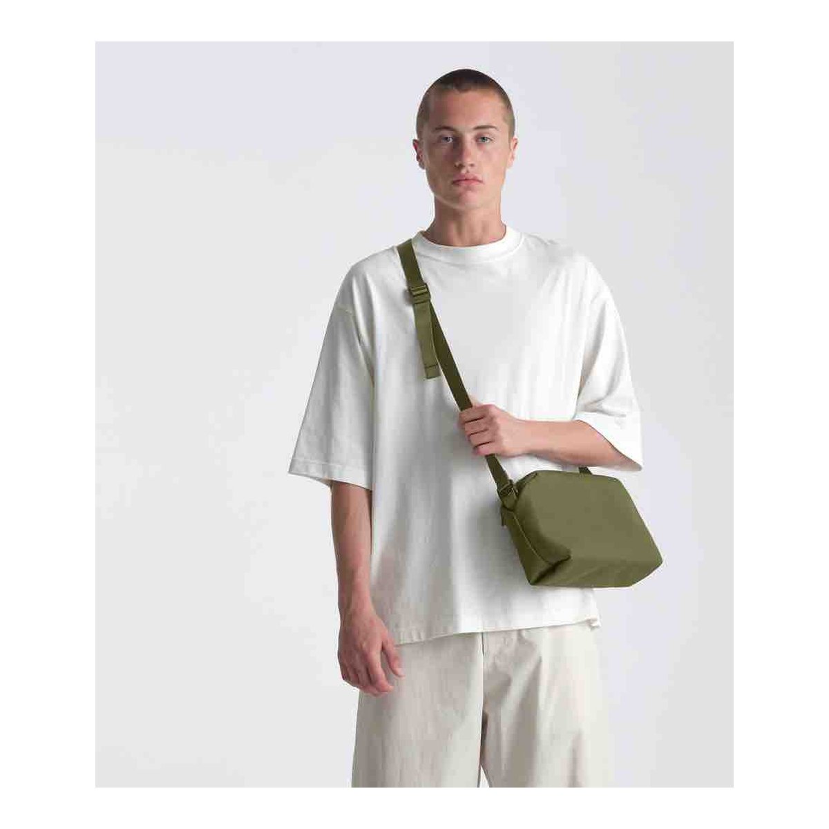 Urth Dolomite Camera Sling (Green) - Anwendungsbeispiel: Mann trägt olivgrüne Umhängetasche