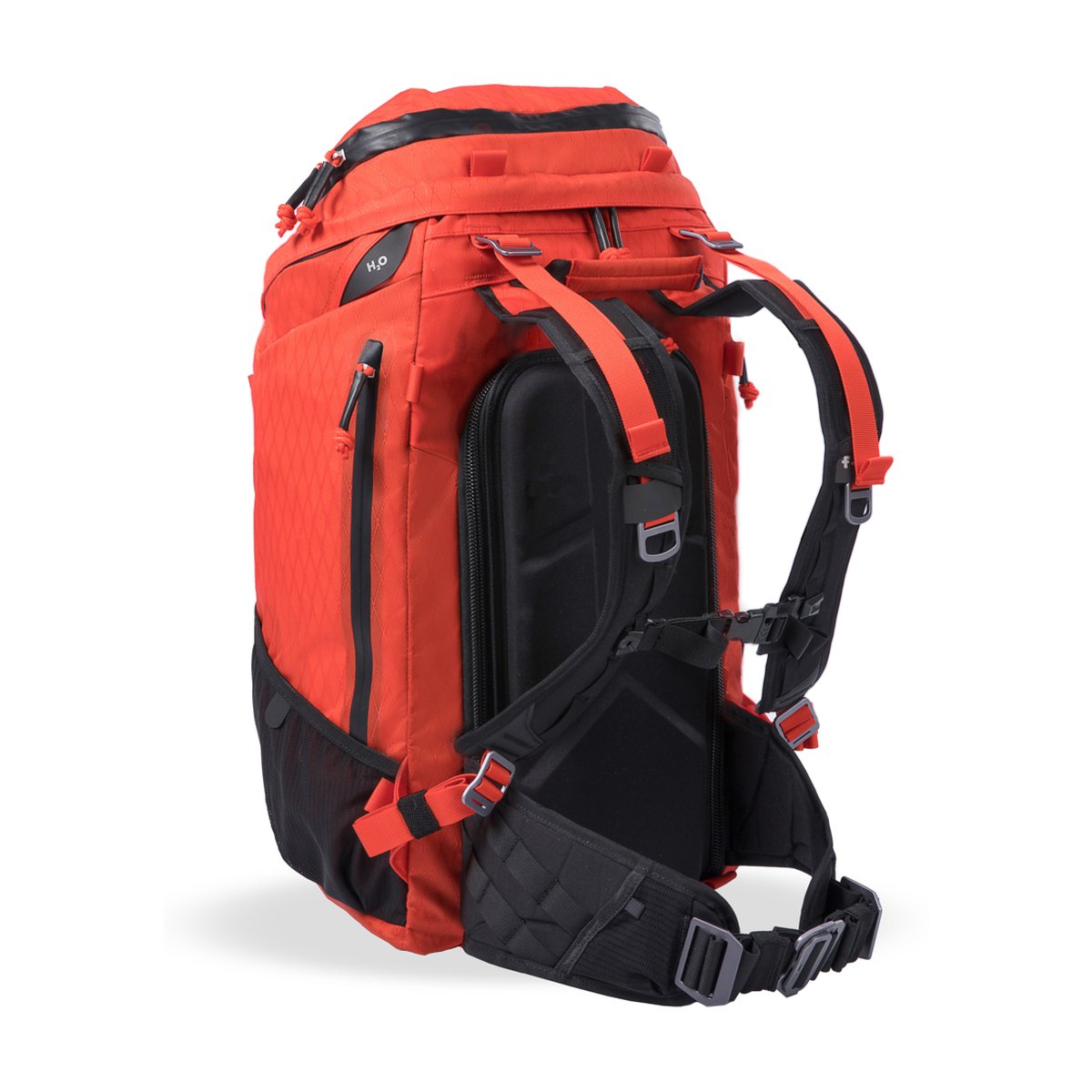 F-Stop DuraDiamond Ajna - Magma - Roter Rucksack: Seitenansicht des Tragesystems mit ergonomischen Schultergurten und gepolstertem Hüftgurt