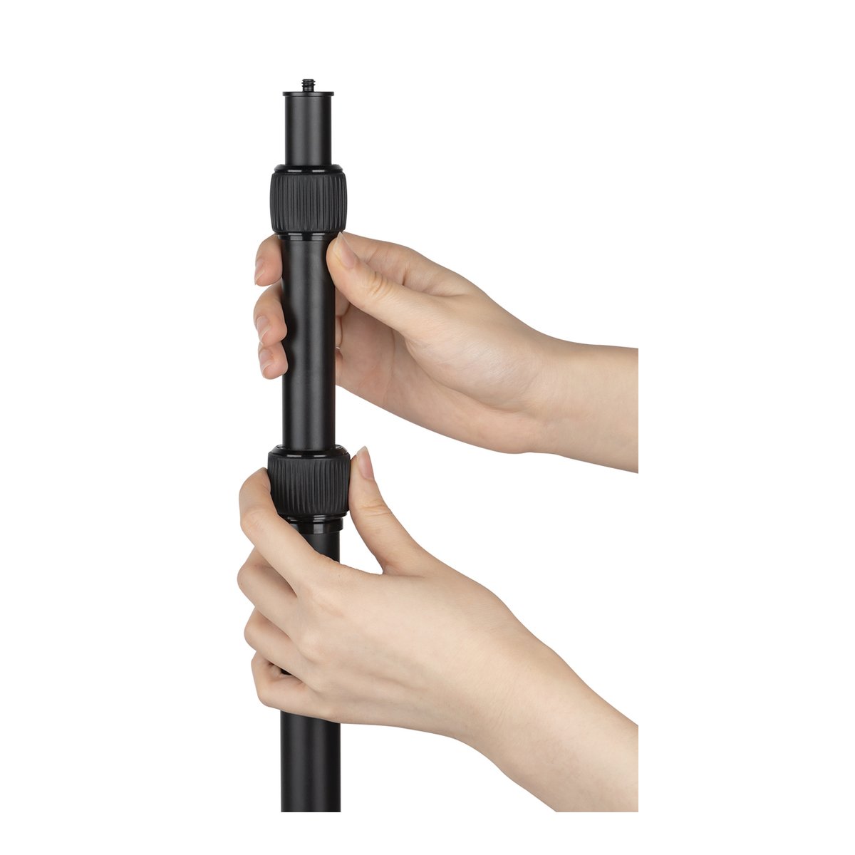 SmallRig3992 Encore DT-30 Tischhalterung mit Haltearm - Anwendungsbeispiel: Hände verstellen schwarze Teleskopstange.