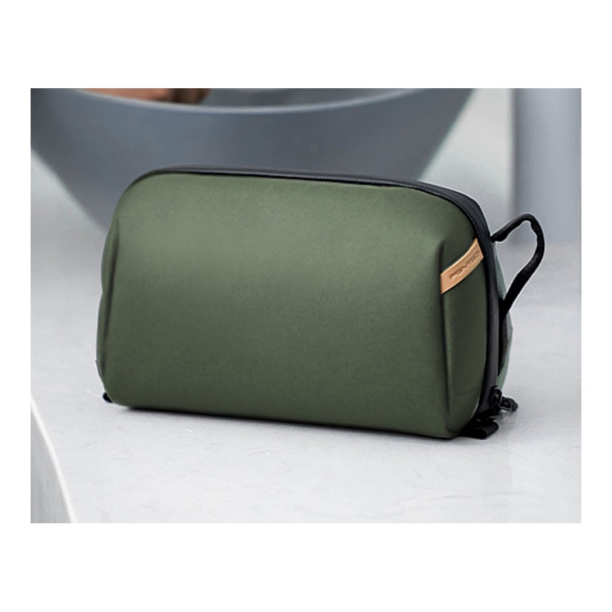 PGYTECH Wash Pouch(Twilight Black) - Frontansicht der grünen Kulturetasche mit Reißverschluss und braunem Logo-Tag.