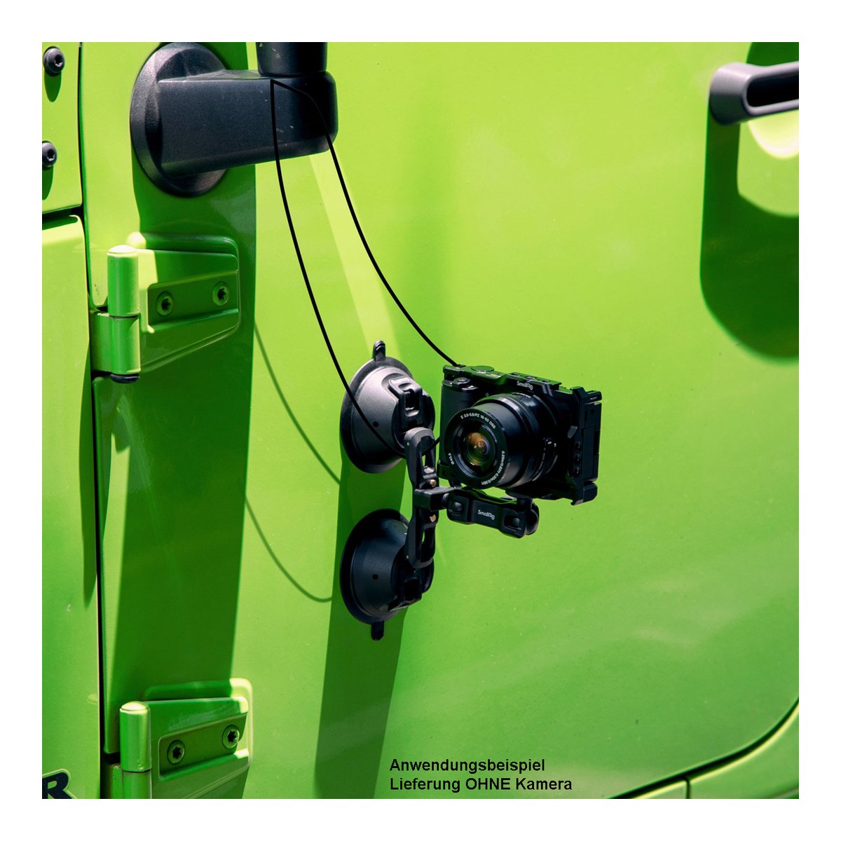 SmallRig 3566 SC-2K Portable Doppel-Saugnapf-Kamerahalterung - Anwendungsbeispiel: Kamerahalterung mit Saugnäpfen an grüner Autotür.