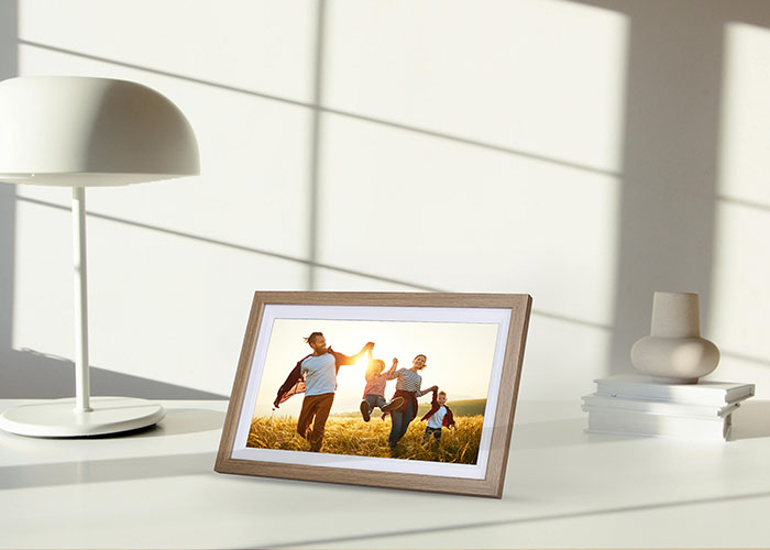 Rollei Smart Frame 152 im Hochformat in stilvollem Wohnzimmer