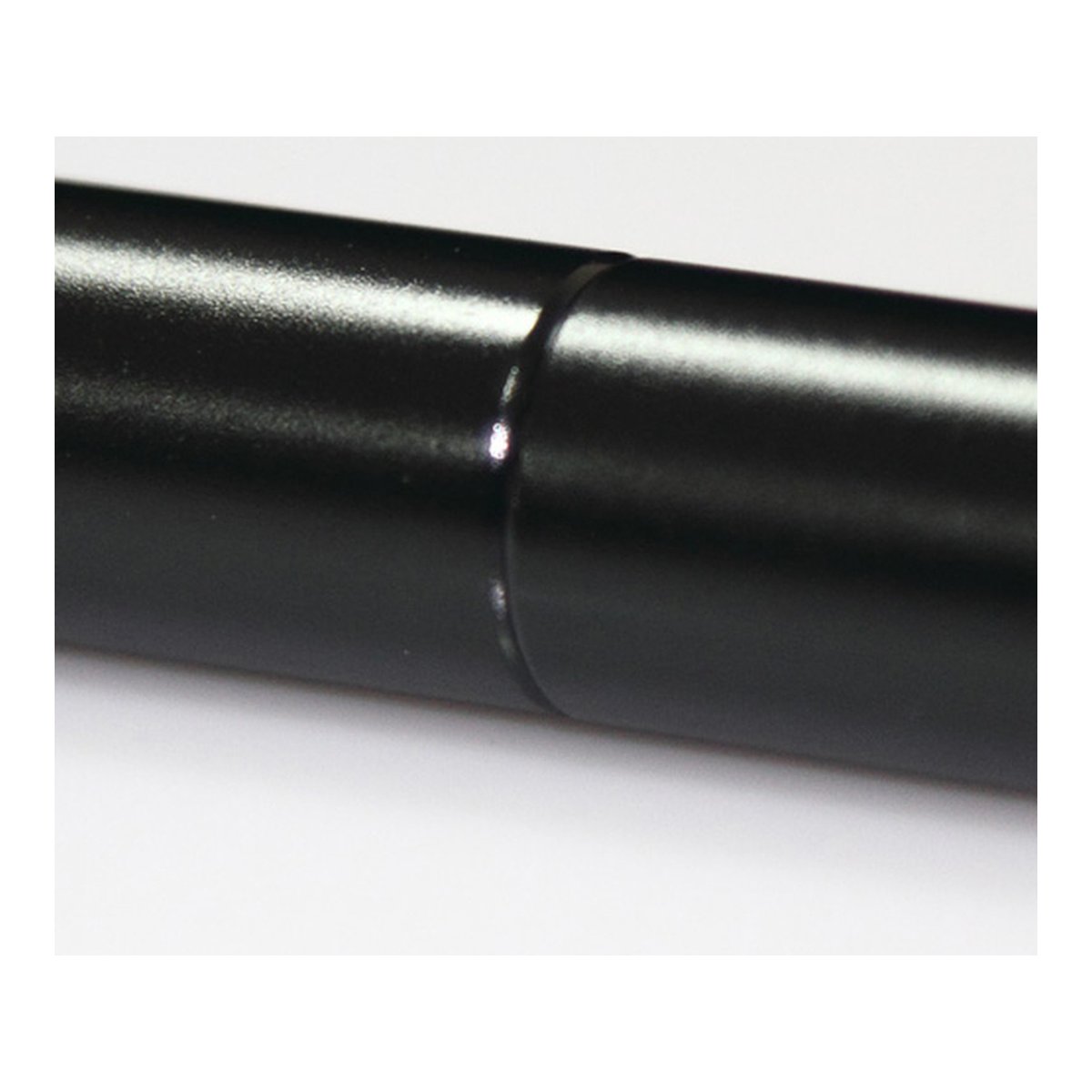 SmallRig 900 Rod-Connector mit M12-Gewinde für 15 mm Aluminium Rods (2er) - Detailansicht der Verbindung an einem schwarzen zylindrischen Produkt.