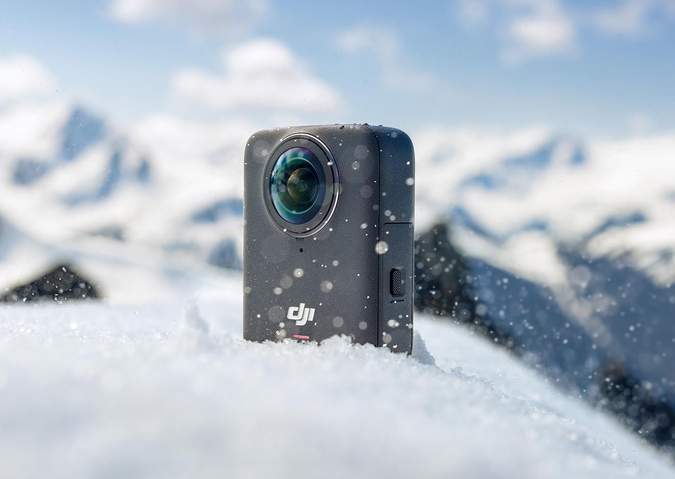 DJI Osmo 360 im Schnee – wetterfeste 360 Grad Actioncam für jede Umgebung DJI Osmo 360 steht im Schnee – ideale 360 Grad Actioncam für kalte und extreme Bedingungen