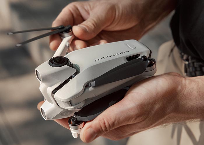 Insta360 Antigravity A1 360-Grad Drohne kompakt zusammengeklappt in der Hand