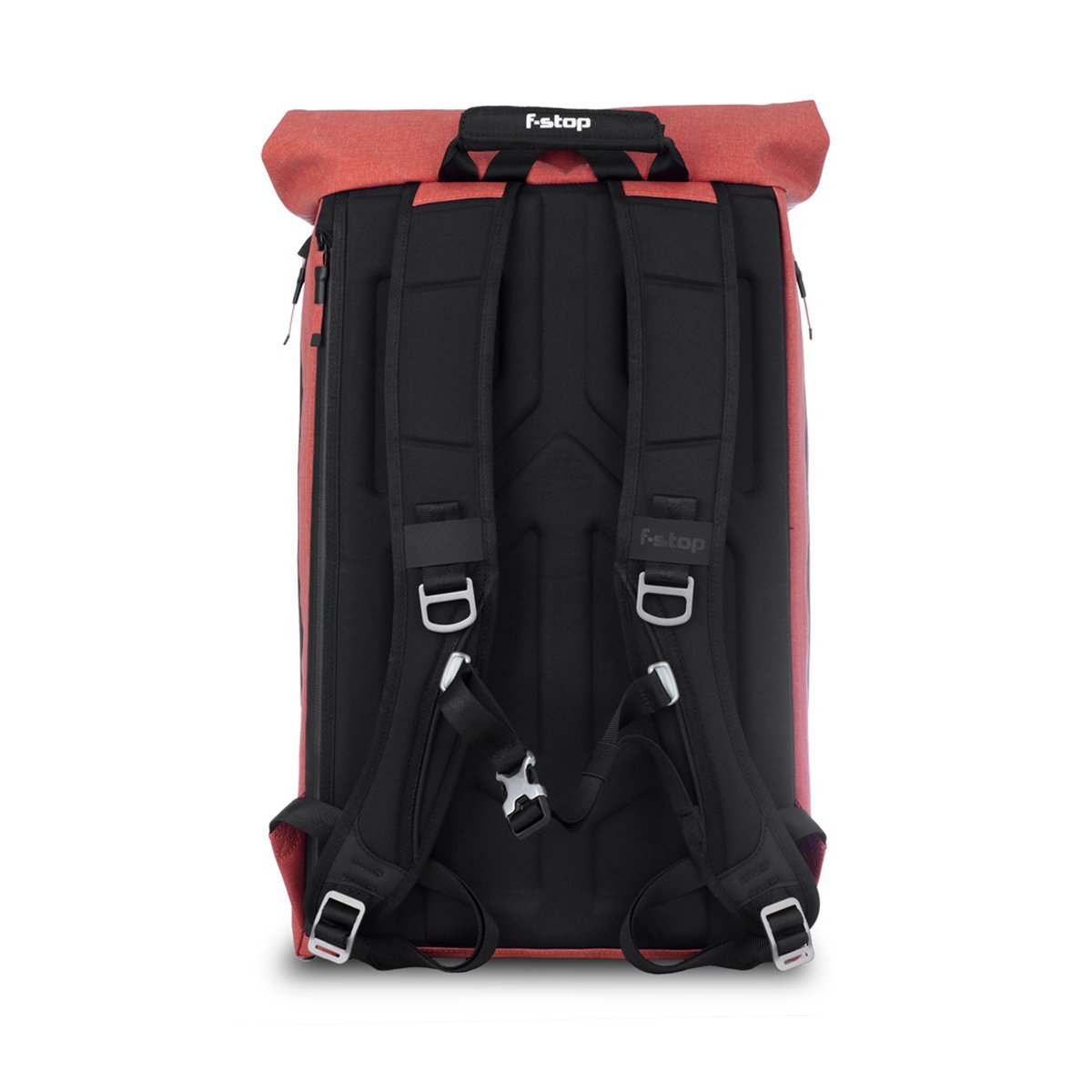 F-Stop DYOTA 20 Rooibos Tea (gebranntes orange) - Rückansicht des roten F-stop Rucksacks mit schwarzen Schultergurten und Polsterung.