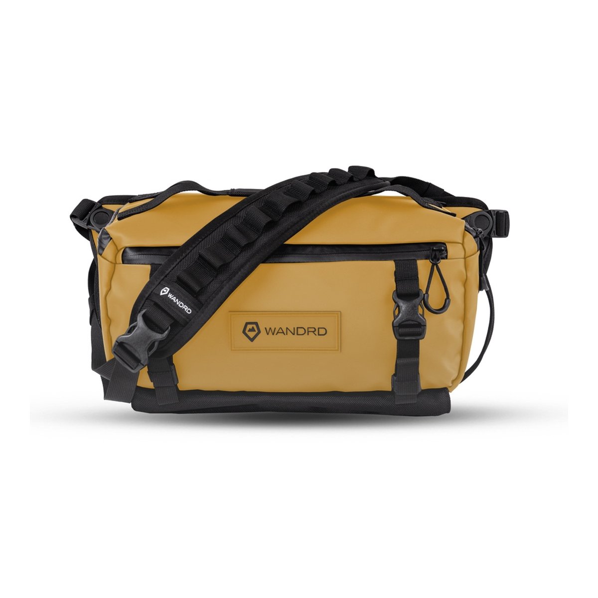 WANDRD ROGUE Sling 9L Dallol Yellow - Frontansicht der senffarbenen WANDRD Tasche mit schwarzem Schultergurt.