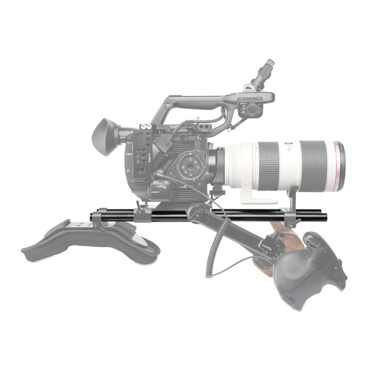 SmallRig 1054 Aluminium-Rods 41 cm, 2-er Pack, mit M12-Innengewinde (15 mm) - Anwendungsbeispiel: Kamera-Schulter-Rig mit Pad, Griffen und Stangen unter einer Videokamera.