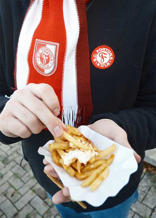 Streetfotografie mit Pommes und Schal aufgenommen mit der Fujifilm X-T30 III