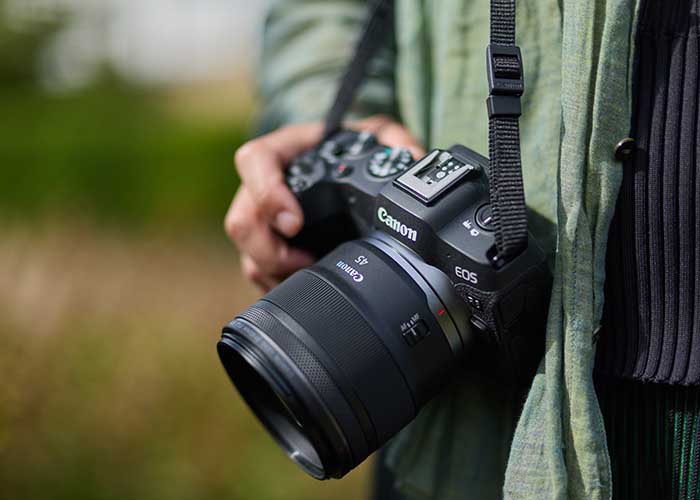 Canon EOS R Kamera mit RF 45mm 1.2 STM Objektiv umgehängt, bereit für Reportagefotografie.