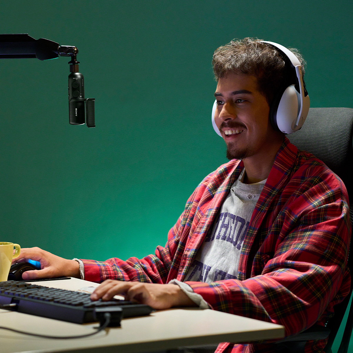 Streamer hat das Sony ECM-S1 Streamingmikrofon angeschlossen und nimmt damit an seinem PC auf