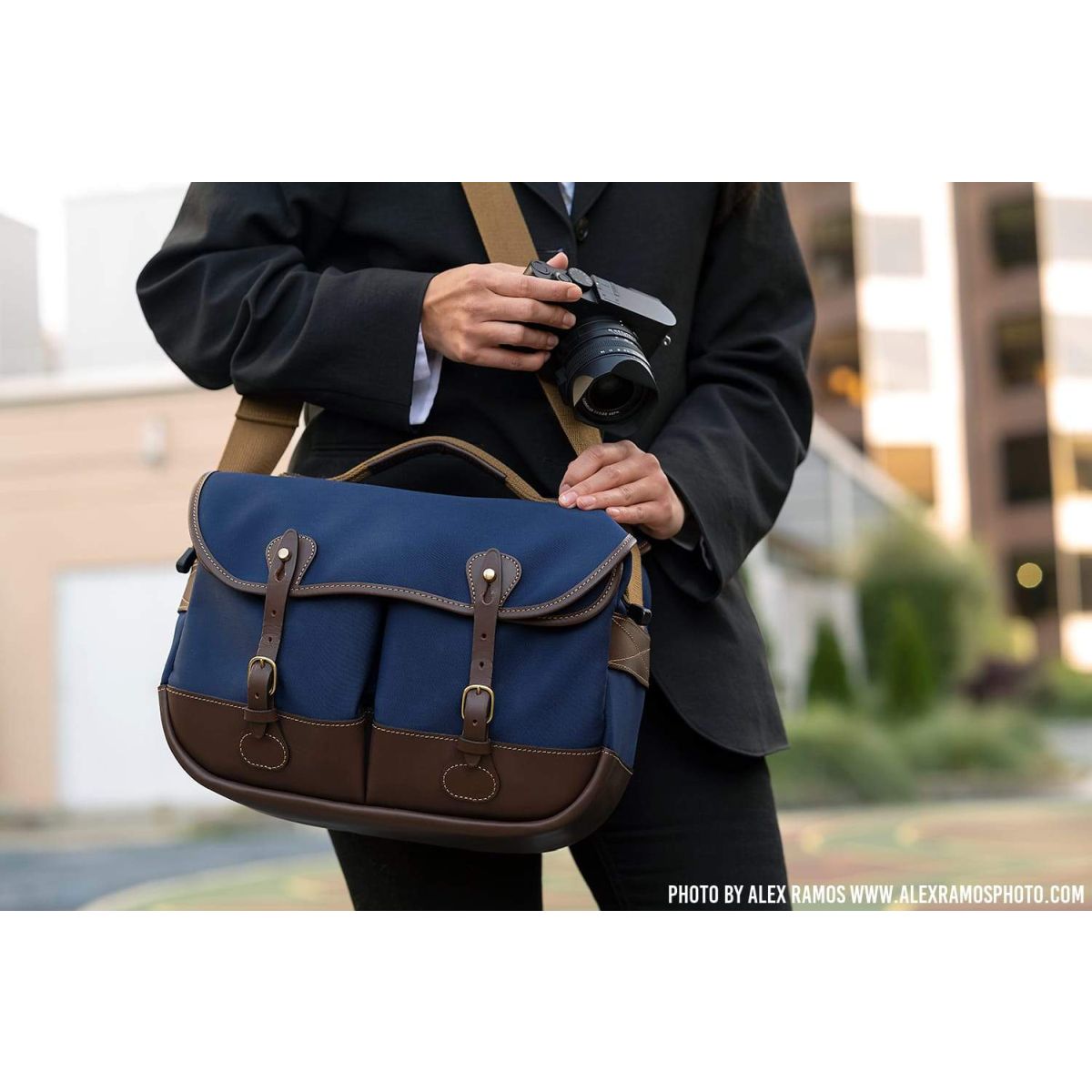 Billingham Mini Eventer Kamera / Tablet Tasche - Marineblau / Schokoladenleder