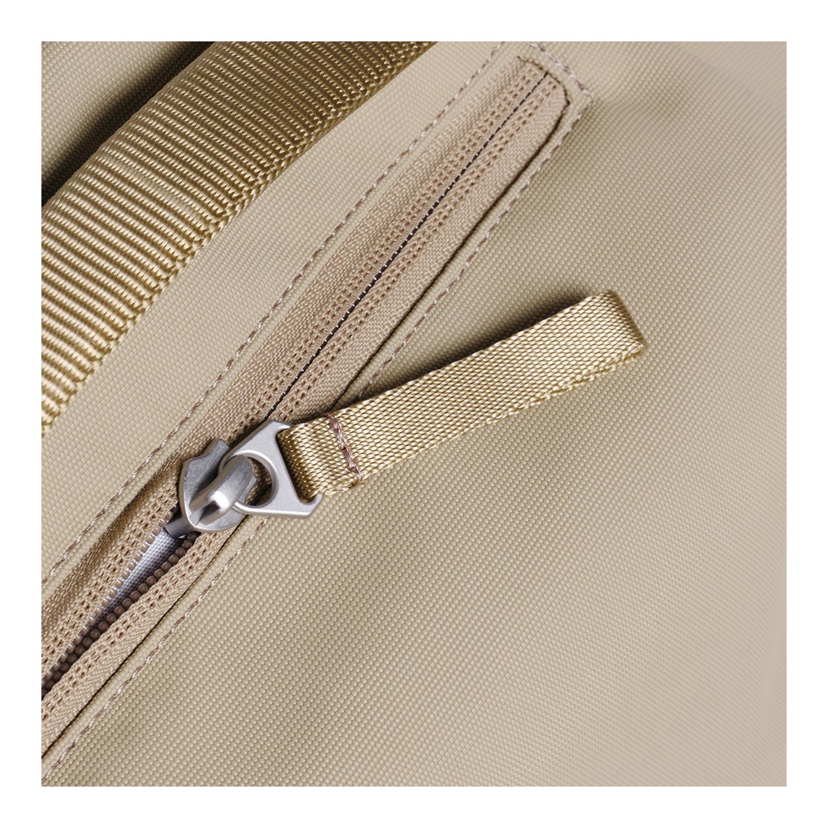 Urth Arkose 20L Rucksack + Kamera Insert  (Beige) - Nahaufnahme Reißverschluss mit Zugband aus Stoff auf beigem Material