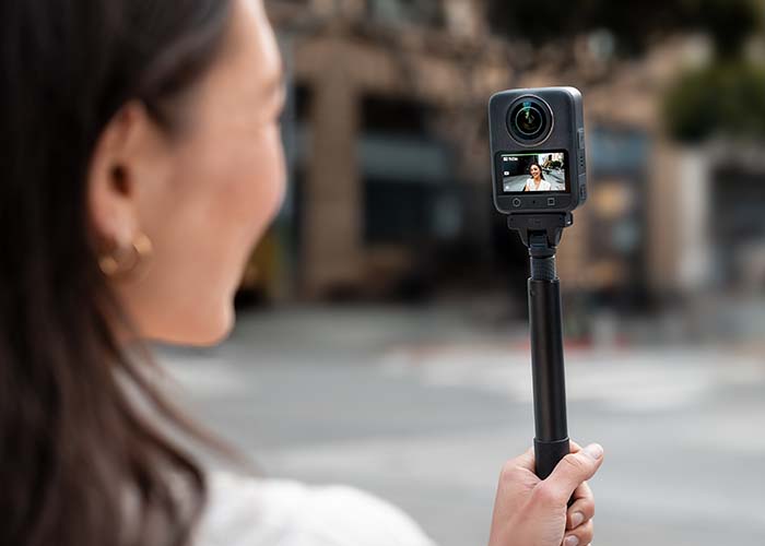 Vloggerin nimmt sich mit DJI Osmo 360 und unsichtbarem Selfie-Stick auf