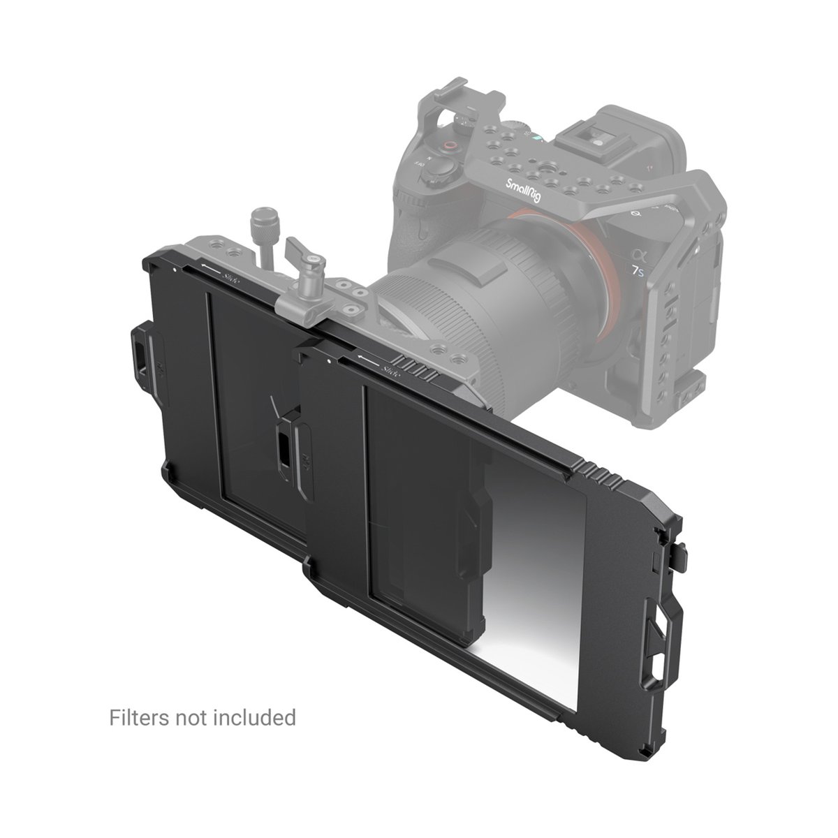 SmallRig 3320 Filter Tray (4x4) - Anwendungsbeispiel: Schwarze Filterhalterung am Kameraobjektiv montiert, schräge Ansicht.