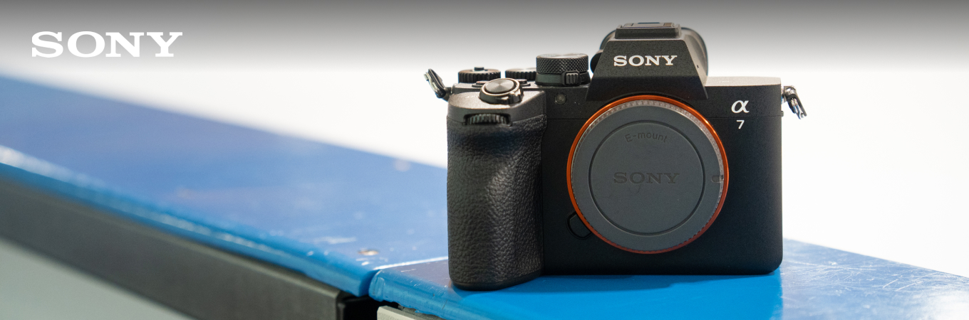 Sony Alpha 7 V Vollformatkamera in einer Eishalle aufgenommen, im Einsatzumfeld von Sport- und Actionfotografie.