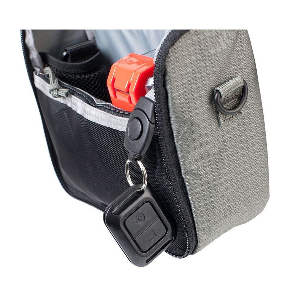 F-Stop Elkhorn Pouch Black - Detailansicht geöffneter Tasche mit Innenfächern und angeclipptem Fernauslöser F-Stop Elkhorn Pouch Black - Detailansicht geöffneter Tasche mit Innenfächern und angeclipptem Fernauslöser