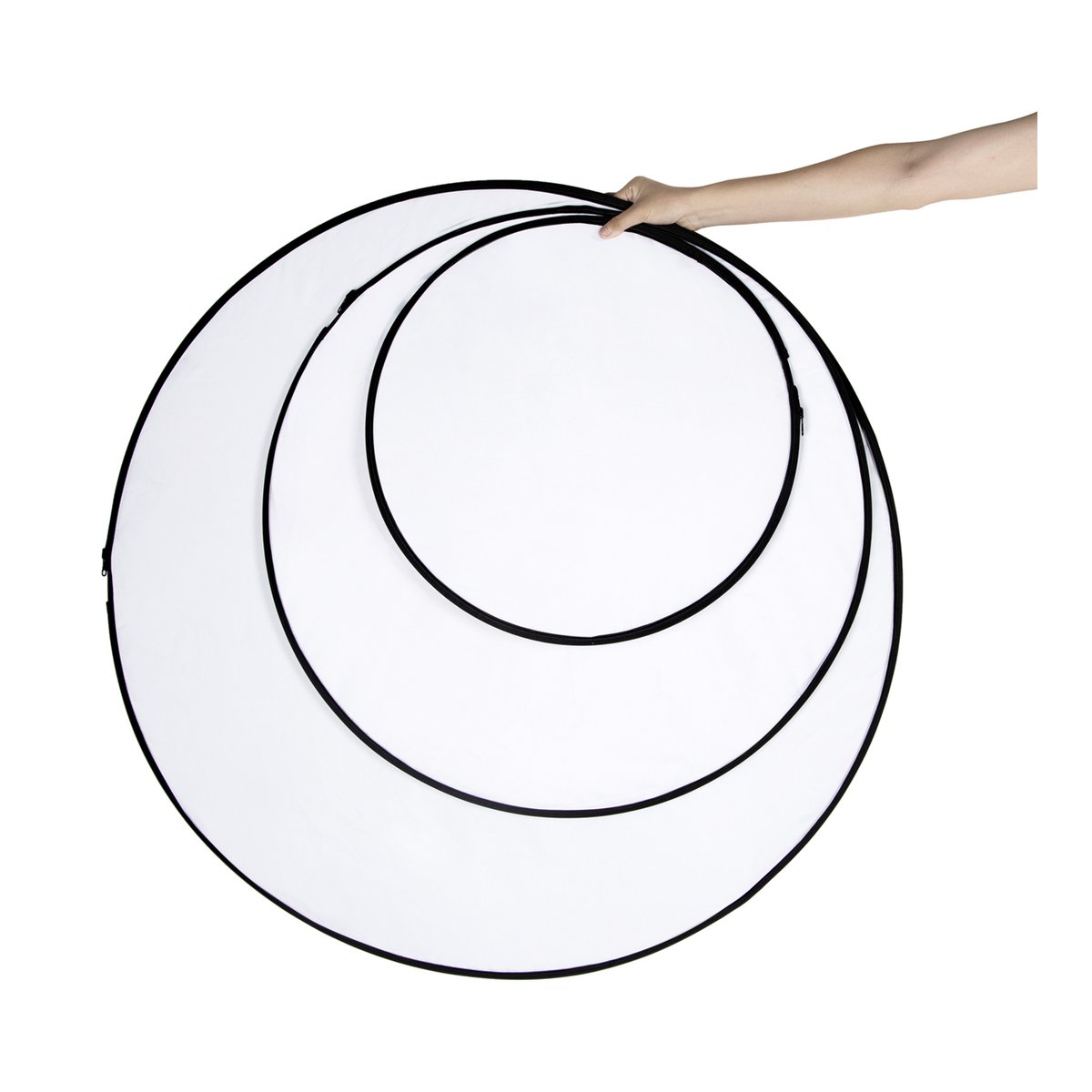 SmallRig 4129 5-in-1 Rundreflektor 32" zusammenklappbar mit Griff - Lieferumfang: Drei runde, weiße Fotodiffusoren in gestuften Größen, von einer Hand gehalten. SmallRig 4129 5-in-1 Rundreflektor 32" zusammenklappbar mit Griff - Lieferumfang: Drei runde, weiße Fotodiffusoren in gestuften Größen, von einer Hand gehalten.