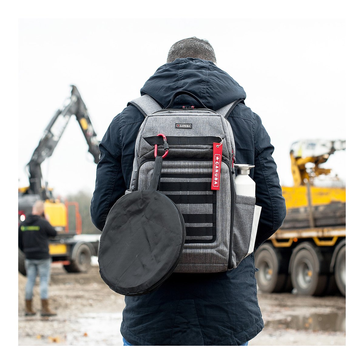 Caruba Skyline 100 Drohnenpack Grau - Rückansicht: Rucksack im Anwendungsbeispiel mit Flasche und angehängtem Zubehör.