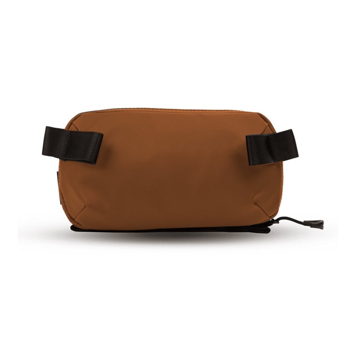 WANDRD Tech Bag Small Sedona Orange - Rückansicht brauner Tasche mit schwarzen Gurtschlaufen und Kordelzug. WANDRD Tech Bag Small Sedona Orange - Rückansicht brauner Tasche mit schwarzen Gurtschlaufen und Kordelzug.