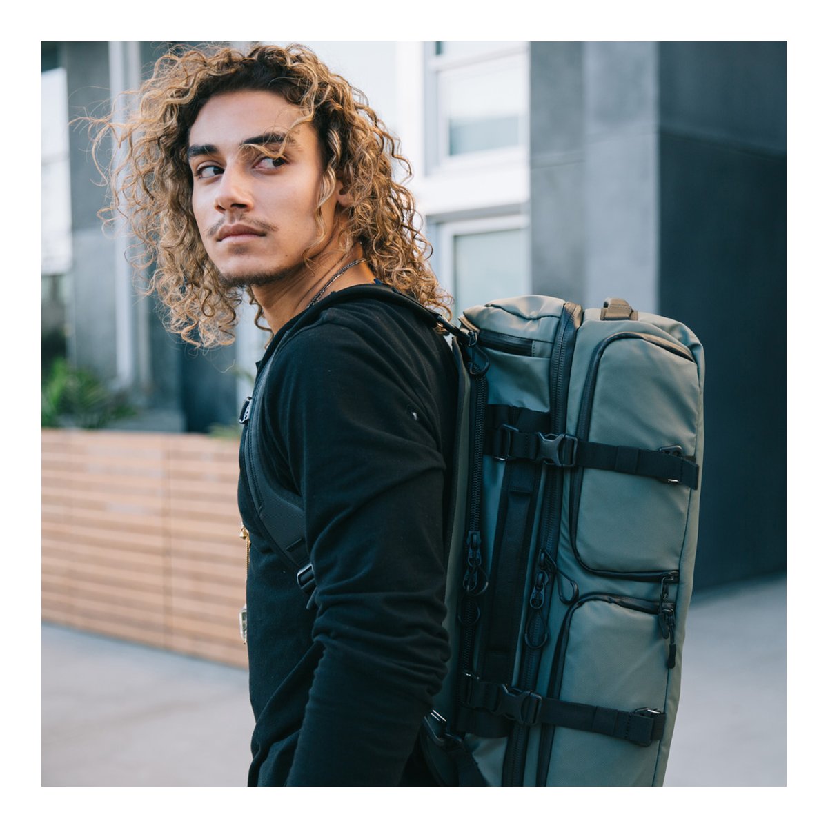 WANDRD HEXAD ACCESS DUFFEL Wasatch Green - Anwendungsbeispiel: Rucksack getragen, Seitenansicht WANDRD HEXAD ACCESS DUFFEL Wasatch Green - Anwendungsbeispiel: Rucksack getragen, Seitenansicht