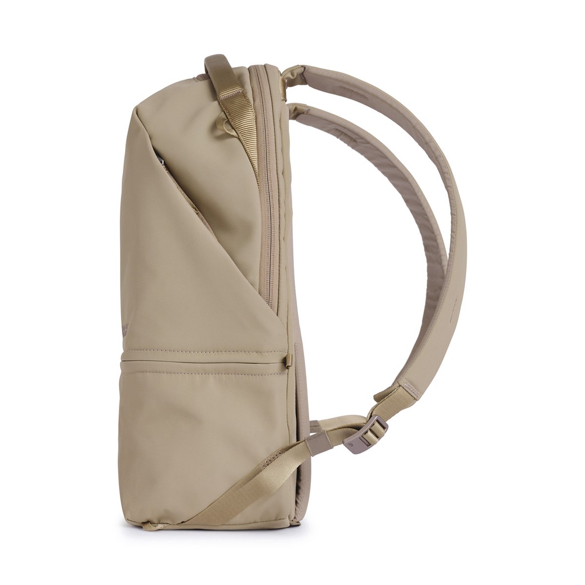 Urth Arkose 20L Rucksack (Beige) - Seitenansicht des beigen Rucksacks mit Reißverschluss und Trageriemen.