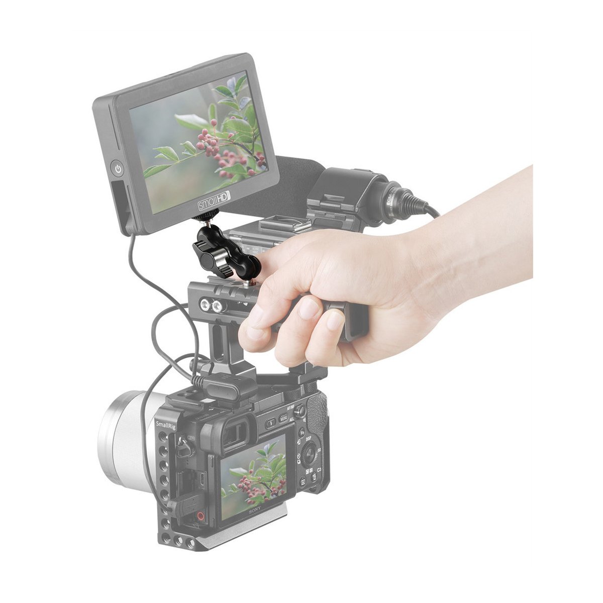 SmallRig 2158 Magic Arms mit Ballheads (2er-Pack) - Anwendungsbeispiel: Monitor via flexibler Halterung an Kamerarig montiert, von Hand gehalten.