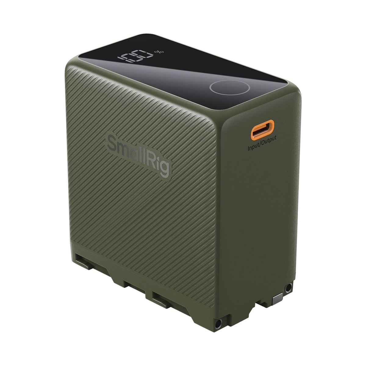 SmallRig 4577 NP-F970 grün, USB-C wiederaufladbarer Akku - Abgewinkelte Ansicht des grünen SmallRig Powerbanks mit Display und seitlichem USB-C-Anschluss.