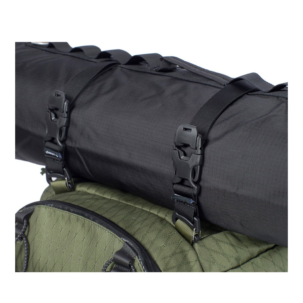 F-Stop - Gatekeeper Attachment Straps - Detailansicht: Schwarze Tasche mit Gurten und Schnallen an grünem Rucksack befestigt. F-Stop - Gatekeeper Attachment Straps - Detailansicht: Schwarze Tasche mit Gurten und Schnallen an grünem Rucksack befestigt.