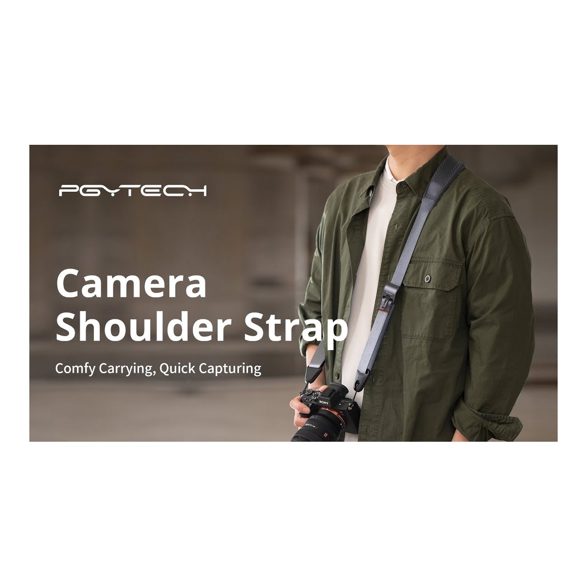 PGYTECH Camera Shoulder Strap(Dark Blue) - Anwendungsbeispiel: Person trägt den Kamera-Schultergurt mit angebrachter Kamera.