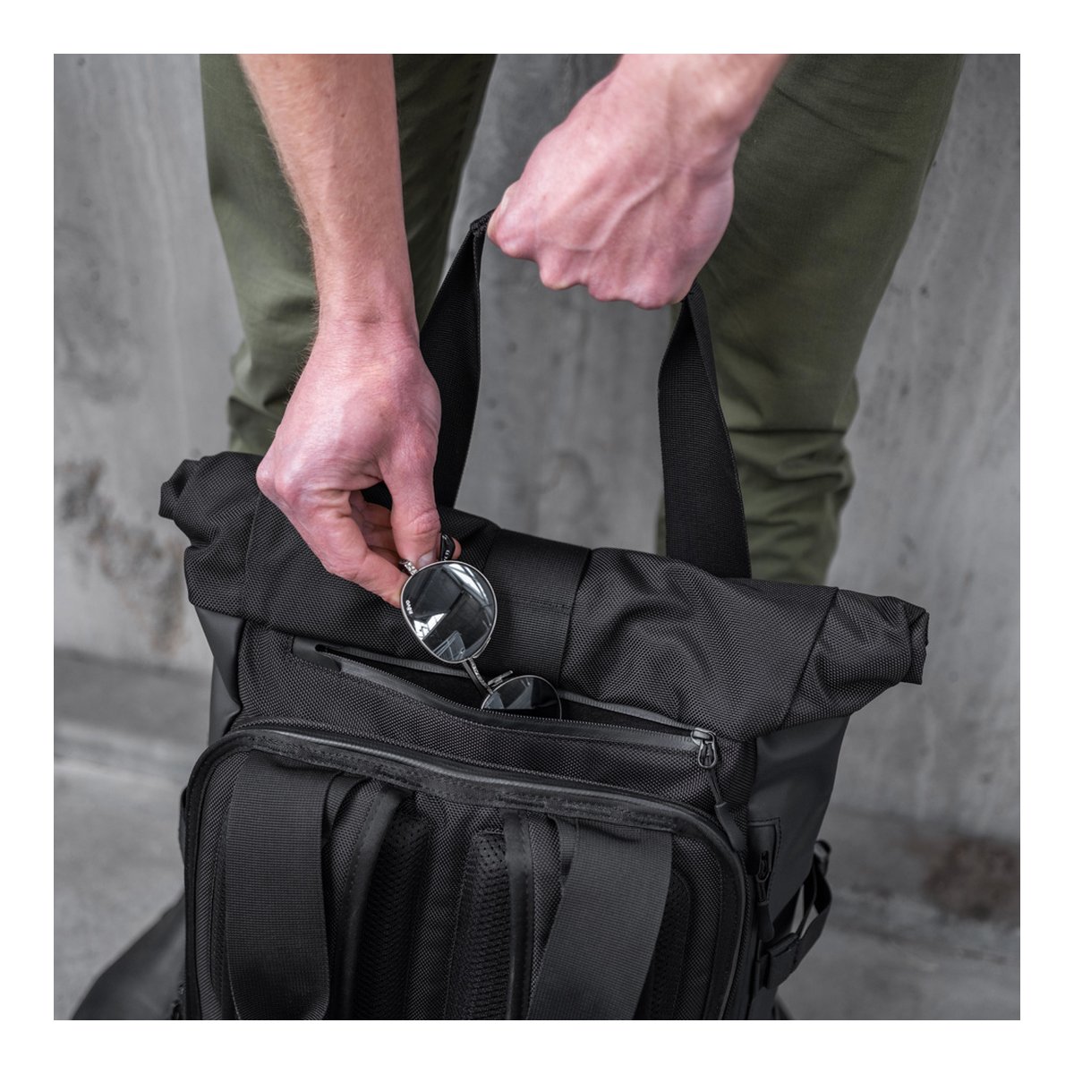 WANDRD PRVKE 21-Liter Black V3 - Anwendungsbeispiel: Sonnenbrille im Rucksack verstauen.