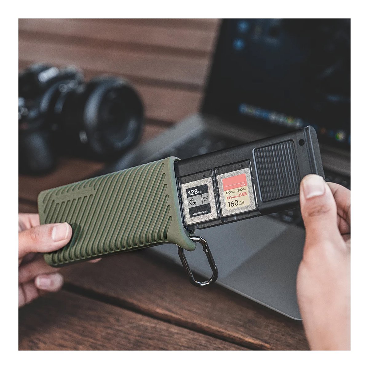 PGYTECH CFexpress CreateMate Card Reader Case Type A/SD (Moss Green) - Anwendungsbeispiel: Person hält grünes Speicherkartenetui mit zwei sichtbaren Speicherkarten.