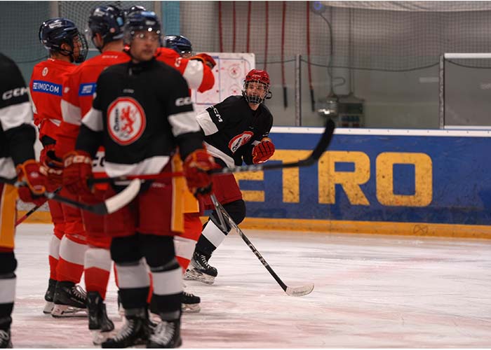 Sony A7 V Serienaufnahme von Eishockeyspielern während eines Spielzugs.