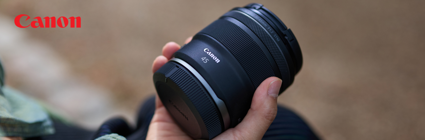 Canon RF 45mm 1.2 STM Objektiv im Lifestyle-Bannerformat, gehalten in der Hand