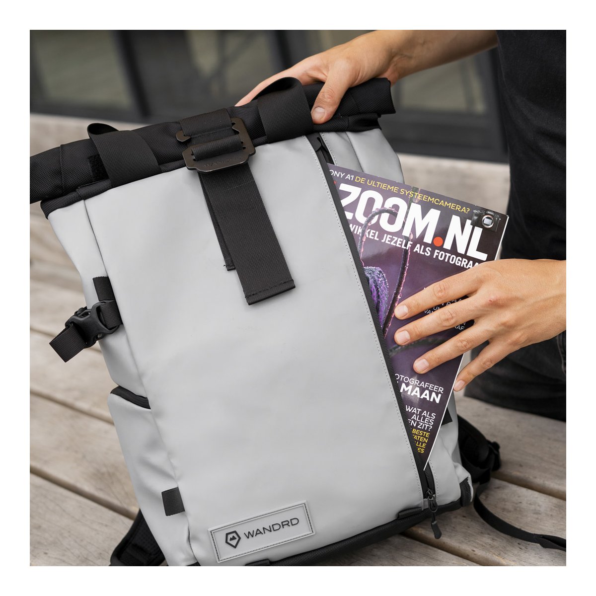 WANDRD PRVKE 21-Liter DisNet Grey Photo Bundel V3 - Anwendungsbeispiel: Magazin in seitlicher Außentasche eines hellgrauen Wandrd Rucksacks WANDRD PRVKE 21-Liter DisNet Grey Photo Bundel V3 - Anwendungsbeispiel: Magazin in seitlicher Außentasche eines hellgrauen Wandrd Rucksacks