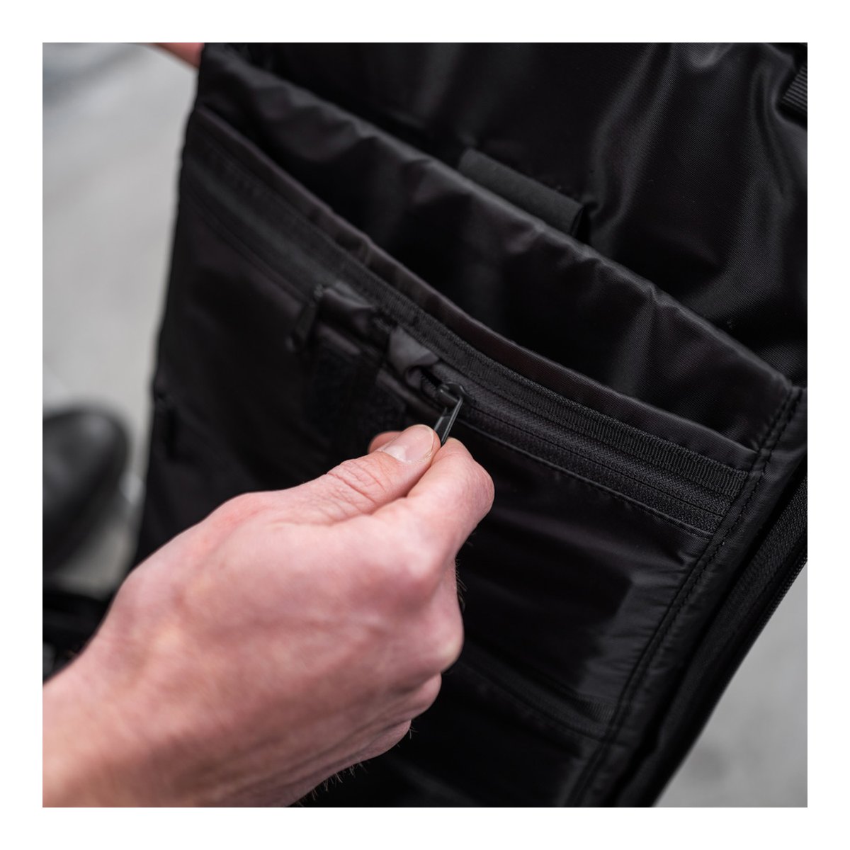 WANDRD PRVKE 21-Liter Black V3 - Detailansicht: Reißverschluss und Innentaschen
