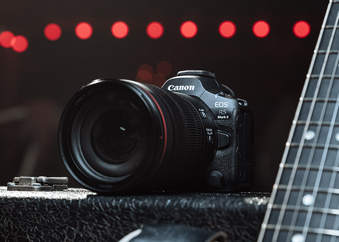 Canon EOS R5 Mark II Lifestyle Aufnahme mit RF Objektiv auf Verstärker – Canon Vollformat Systemkamera für Musikfotografie