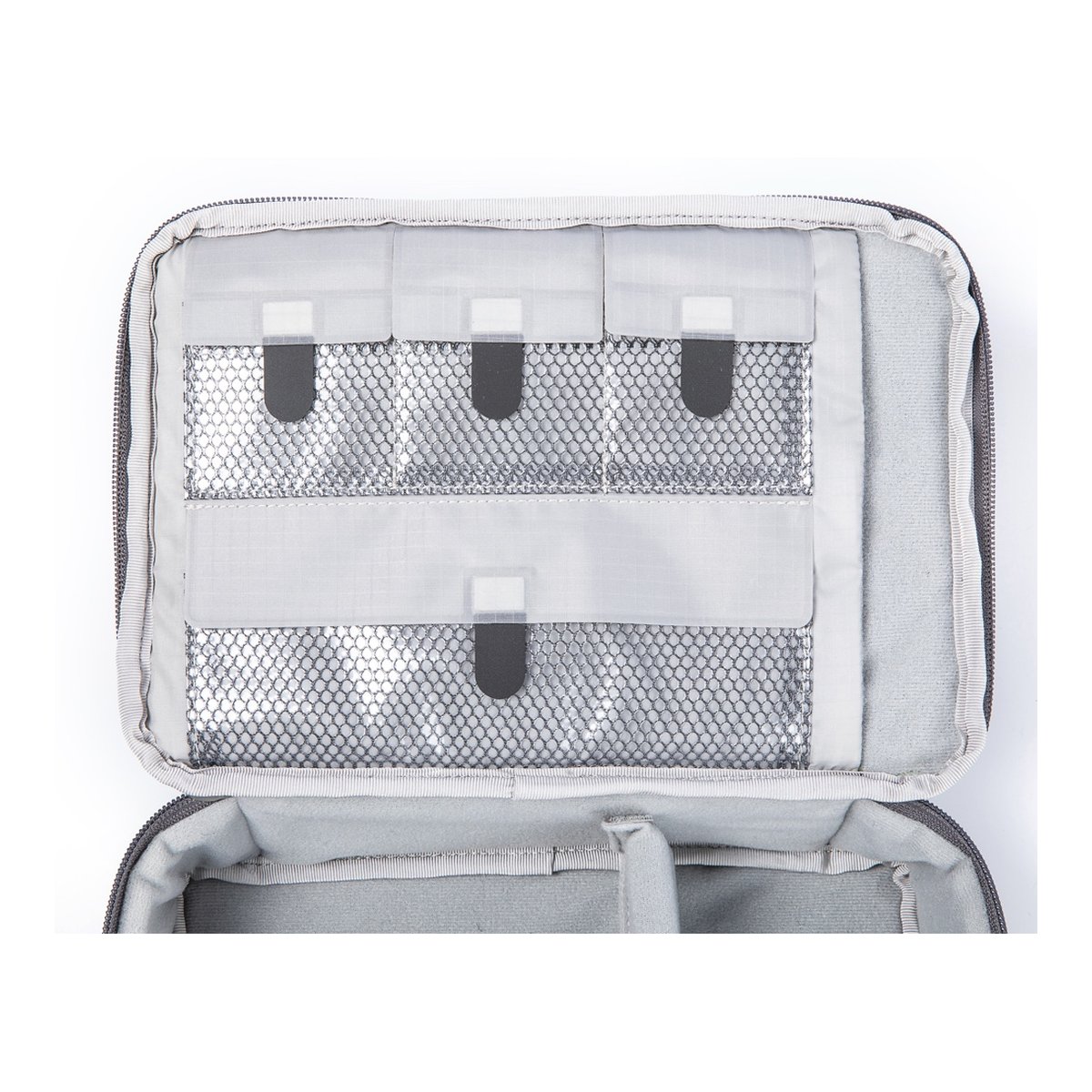 F-Stop Drone Case Small - Offener Organizer, Innenansicht mit Netztaschen und gepolsterten Fächern.