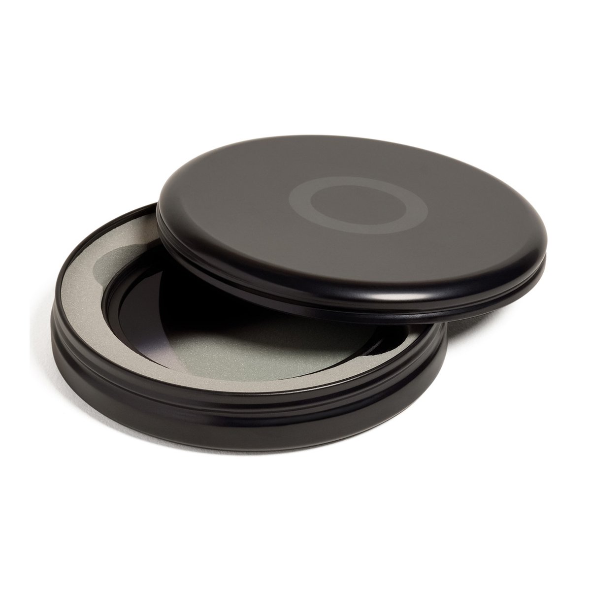 Urth 43mm Hard Graduated ND8 Objektivfilter (Plus+) - DETAILANSICHT: Runde, schwarze Aufbewahrungsbox mit Oakley-Logo, Deckel leicht geöffnet, mit grauem Schaumstoff-Inlay.