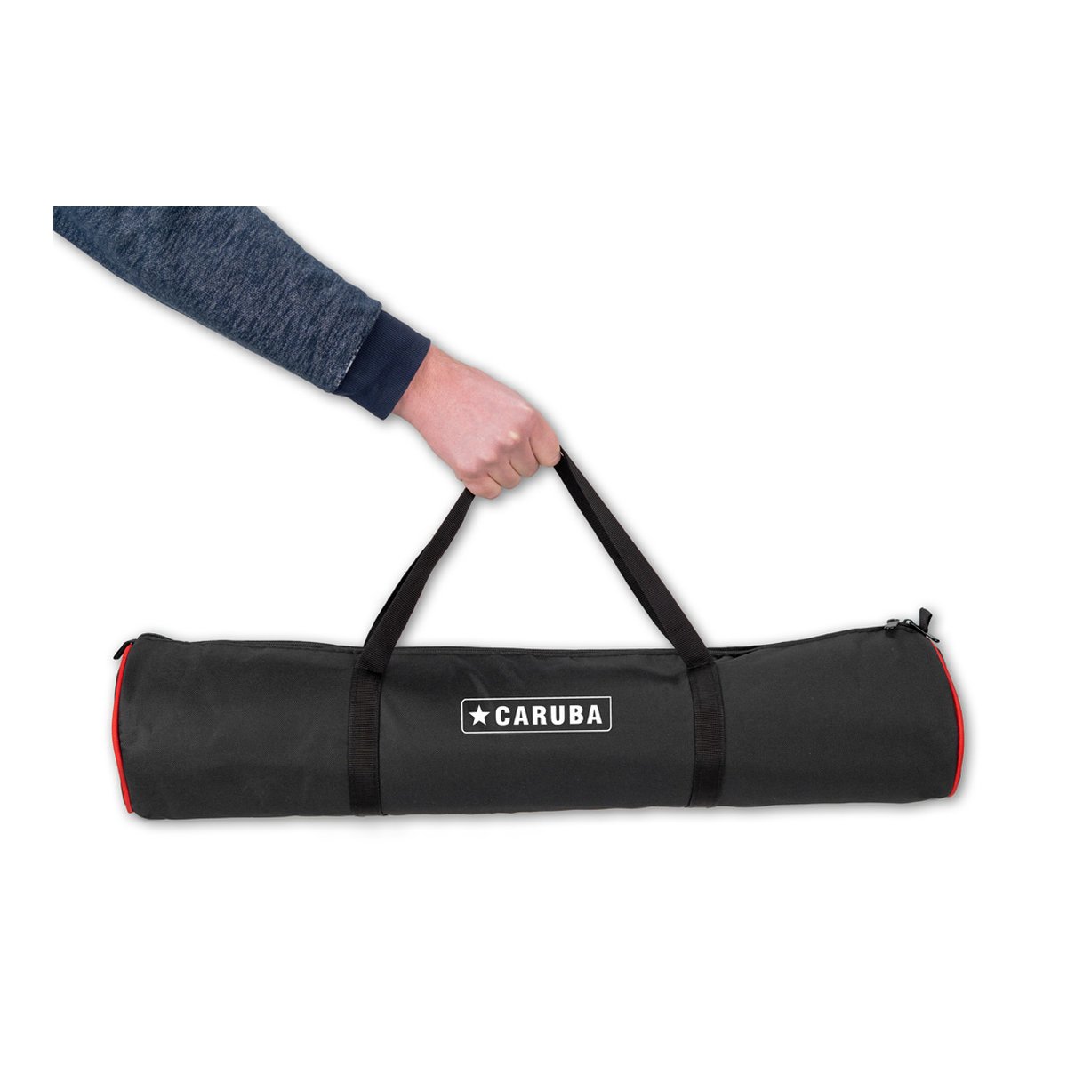 Caruba Curved Gesichtsreflektor Pro Set- 180cm x 65cm (inkl. Erweiterungsset) - Anwendungsbeispiel: Hand hält die schwarze Caruba Tragetasche