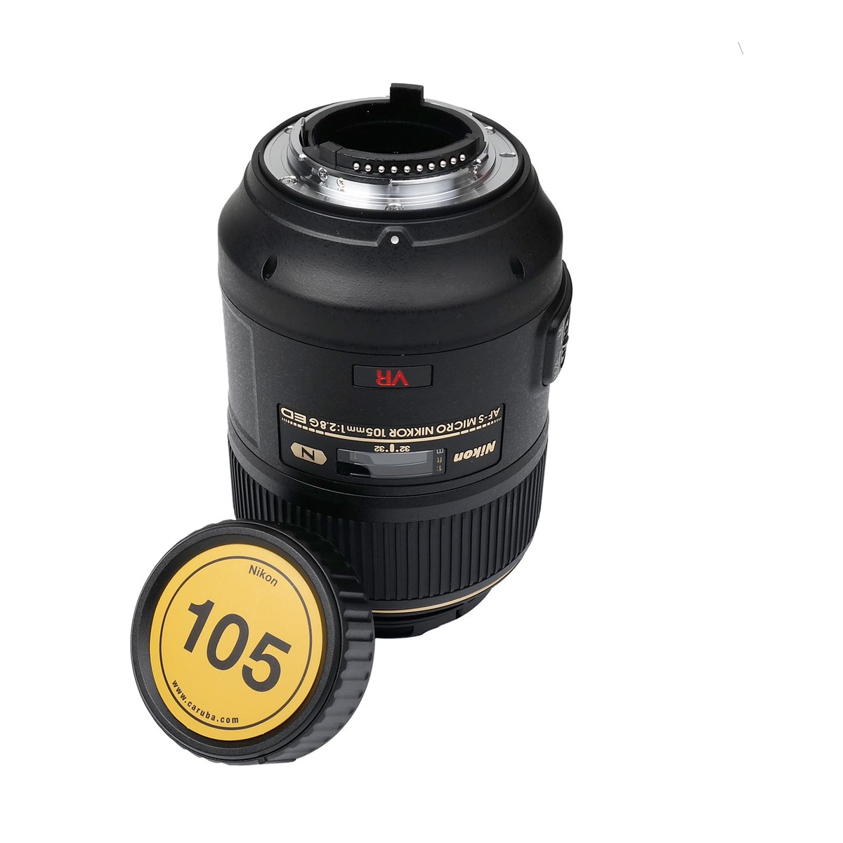 Caruba beschreibbarer hinterer Objektivdeckel Nikon - Rückansicht des Nikon AF-S Micro Nikkor 105mm Objektivs mit Bajonett und gelbem Objektivdeckel.