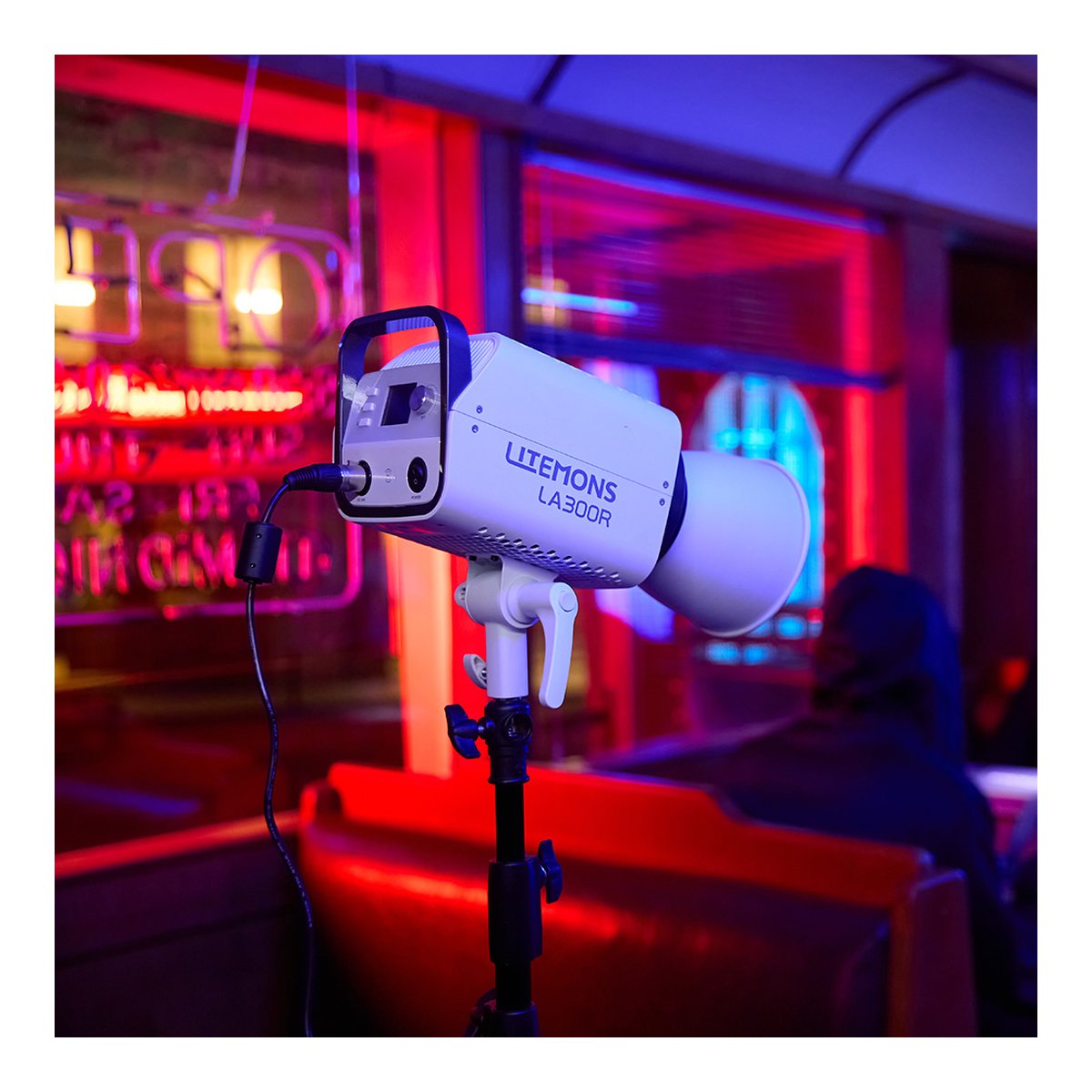 Godox Litemons RGB LED Video Light Kit LA150R K1 - Anwendungsbeispiel: Litmons LA300R Studioleuchte seitlich auf Stativ im Einsatz.